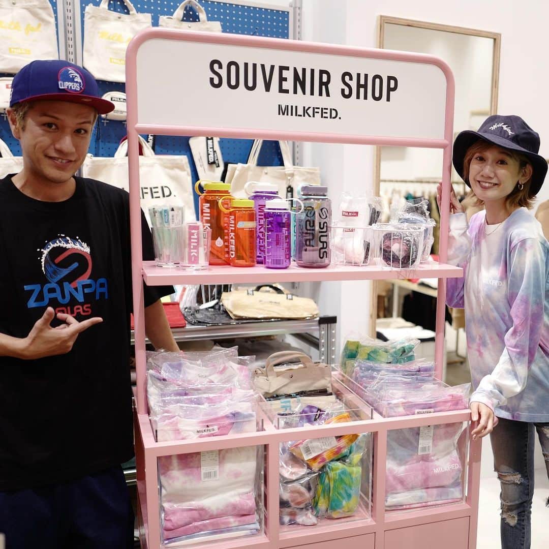 のインスタグラム：「いよいよ明日✌🏻✨11月29日(金)、MILKFED.沖縄ライカム店をオープンします😭🎊🎉🙌🏻😻僕たちの会社トライラボとしては6店舗目。国内で1番大きい規模のMILKFED.店舗がAEON MALL沖縄ライカム2階に完成しました🔥店内めっちゃ可愛いので楽しみにしていてください😆泡盛 残波コラボTなど沢山の店舗限定商品もご用意しています！明日は妻と一緒にオープンから夕方頃まで店頭で皆さまのご来店をお待ちしています😊家族、両親、スタッフ、本社メンバー、そして顧客の皆様に感謝しています🙏🏻皆さんがいるから、こうして日々挑戦を続けていけます。もっともっと頑張ります！」