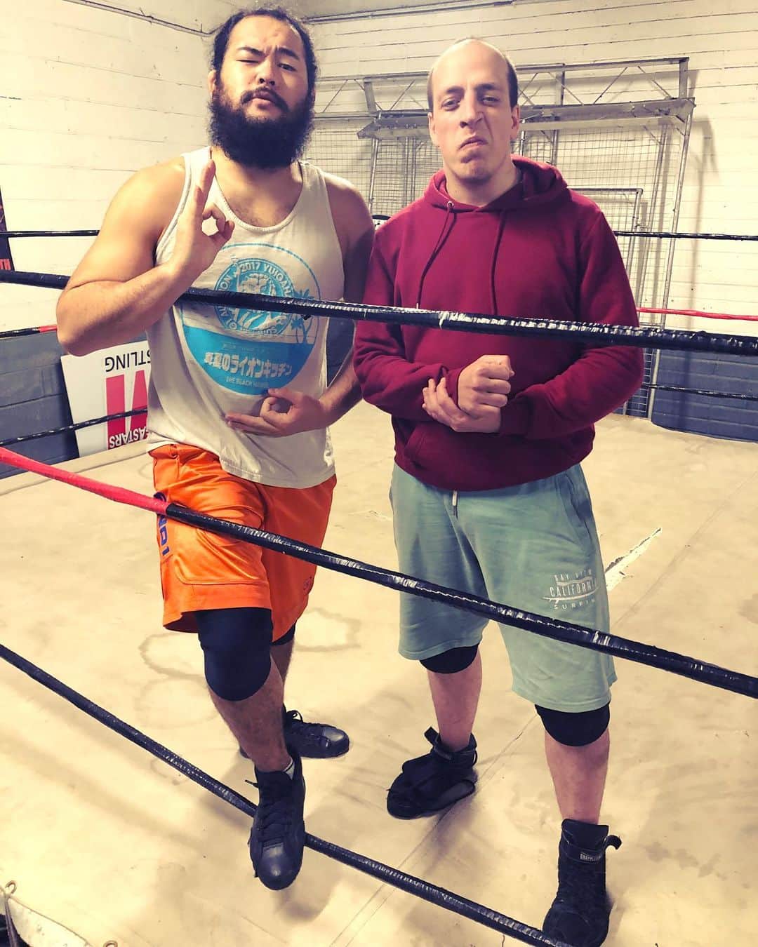 のインスタグラム：「Strengthened the alliance. 勝って兜の緒を締めよ。 #GOK #GreatOKharn #lordgideongrey  #wrestler #prowrestling #RevolutionProWrestling #RevProUK #NewJapanProWrestling #njpw #UK #Portsmouth  #ドミネーター #オーカーン #プロレス  #プロレスラー #新日本プロレス #英国 #イギリス #ポーツマス  #レスリング #道場 #相棒 #パートナー」