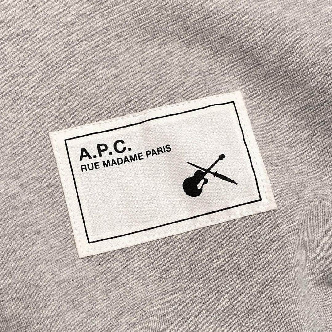 アーペーセーさんのインスタグラム写真 - (アーペーセーInstagram)「A.P.C. Spring/Summer 2020 Resort collection.  Discover a rectangle patch with ‘guitare poignard’ logo meaning 'guitar and dagger’. Available in stores and at apc.fr  #APC #APCcollection #APCSS20 #APCresort」11月28日 23時08分 - apc_paris