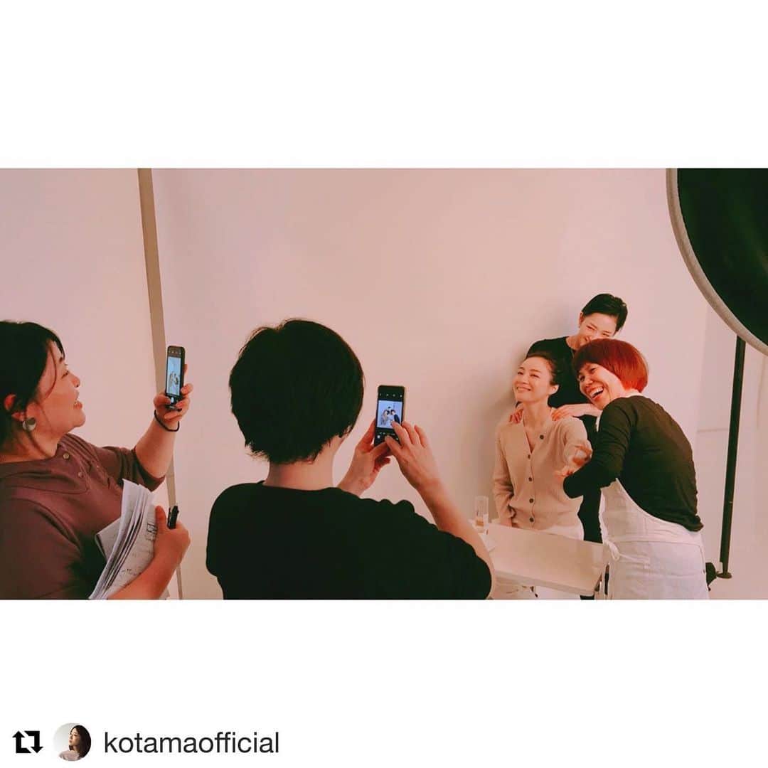 のインスタグラム：「今日はミューズとJ子3人の#ヒロミズエンジェル と美しい助っ人ちゃん、T中さん、マルちゃんと頼りになるメンバーとお仕事❣️ って事で撮影の合間に#シルクマッサージブラシ でミューズの腕をブラッシング。血行アップし肩こりが取れるので〜す😄  来年の2月末をお楽しみに〜😙 #Repost @kotamaofficial with @get_repost ・・・ 長時間カメラ前にいたのをすご〜く労ってもらっているところ。  こんなふうで偉そうですが、肩揉みやブラッシングしていただくことでイイ血色感を出せたり、リラックスさせてもらいながら撮影が進んでゆきます。  極楽じゃ〜。 ランチはMOMOEのお弁当。  今日も美味でした！  素敵な企画進行中♪  #撮影#メイクアップ#カメラ前#shooting」