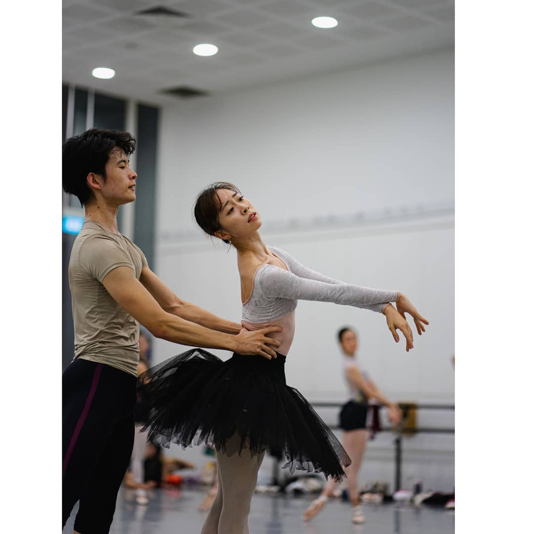 峯岸伽奈のインスタグラム：「. . . 🦢🦢🦢 1 more week till opening night of @singaporedancetheatre swan lake! . 📸@take_dance_photo 😘  #singaporedancetheatre #swanlake #whiteswan  #odette #ballerina  #rehearsal #yumiko #sonysingapore #白鳥の湖  #バレリーナ」