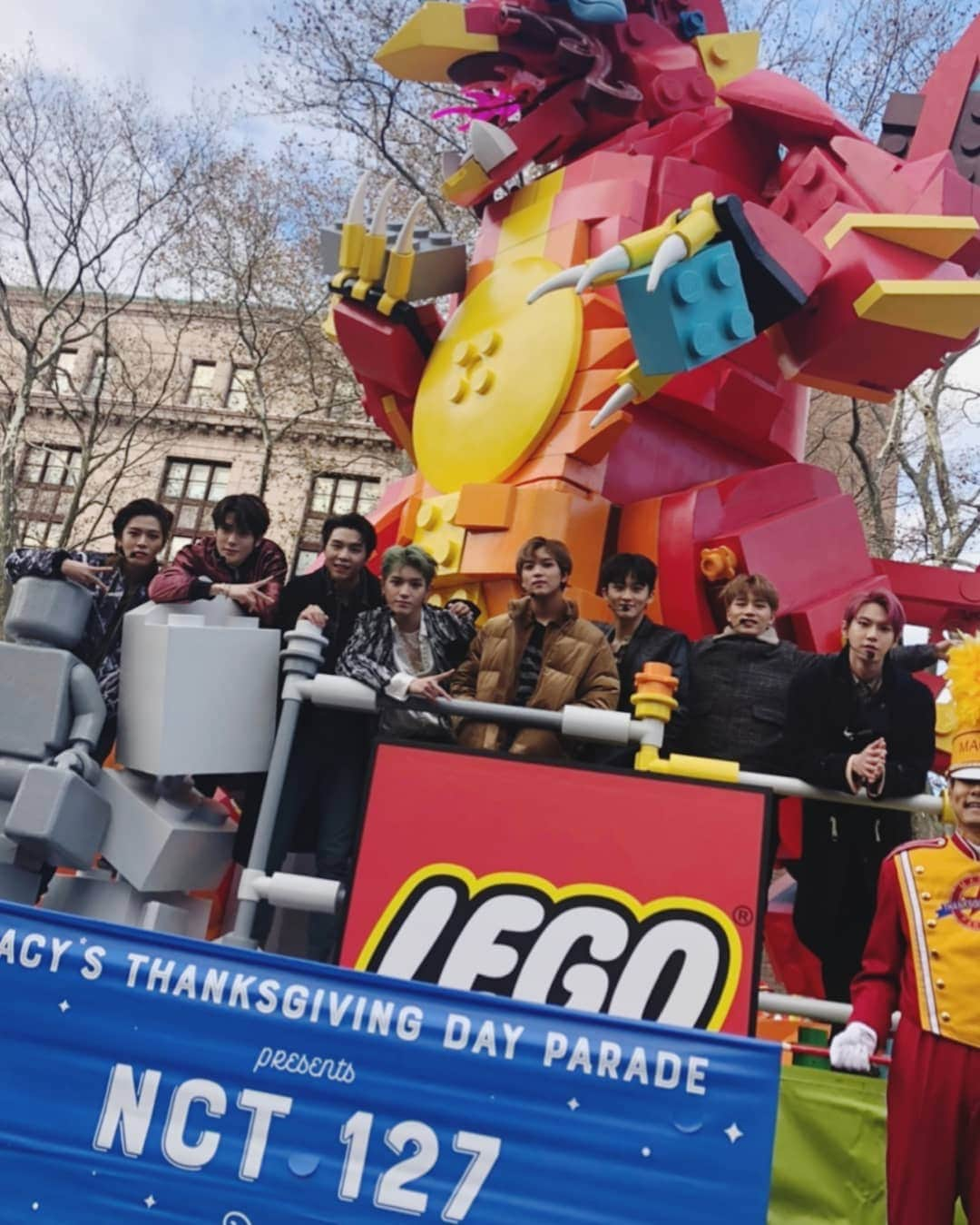 NCT 127さんのインスタグラム写真 - (NCT 127Instagram)「Happy Thanksgiving🤖  #NCT #NCT127 #Thanksgiving #MacysParade」11月28日 23時24分 - nct127