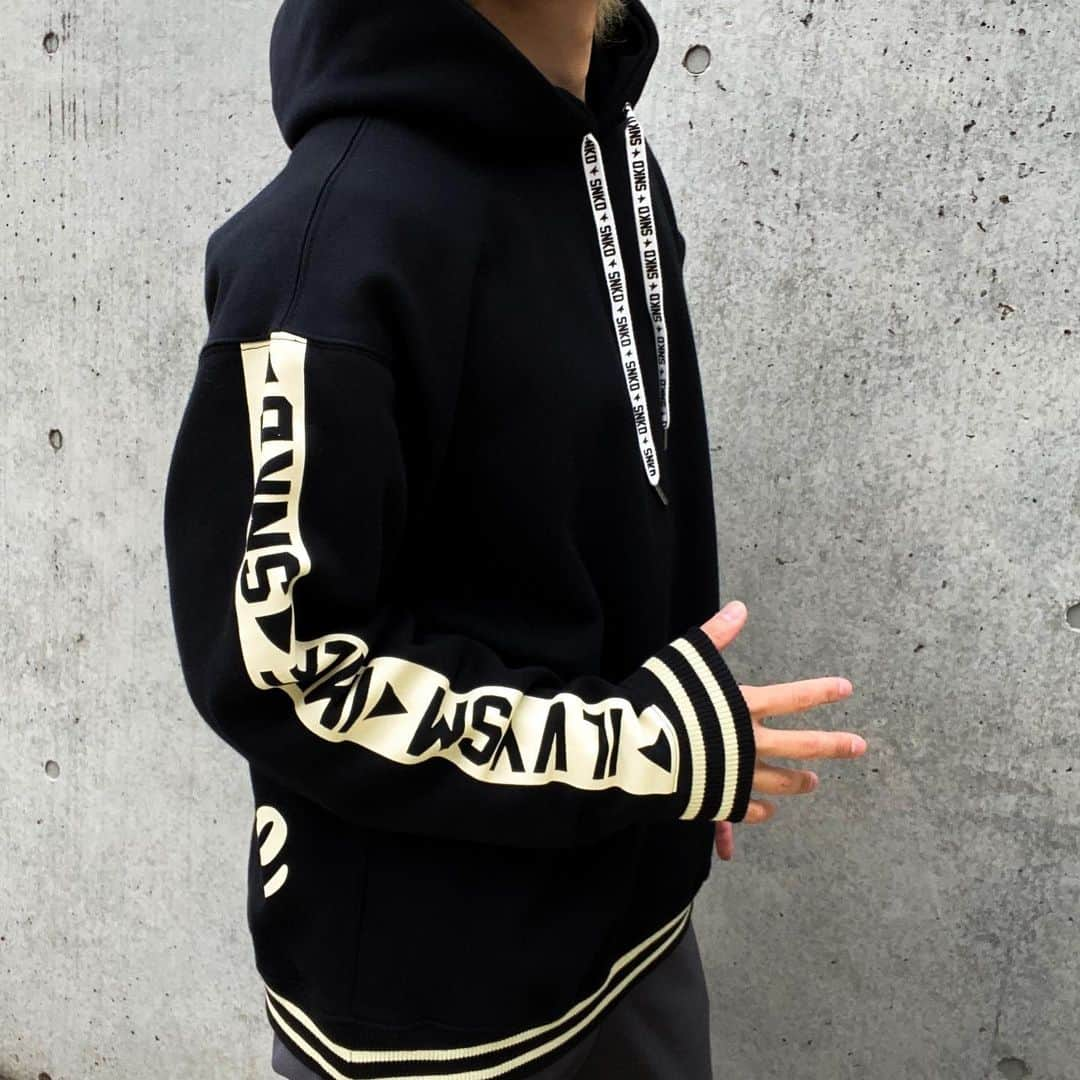 れいたさんのインスタグラム写真 - (れいたInstagram)「BIG HOODIE 19 / BLACK こちらもLサイズ着てます。 リブの部分も柔らかくて質感良いと思う👍🏻 #snakedlows #snkd #reita」11月28日 23時29分 - reita_the_gazette_