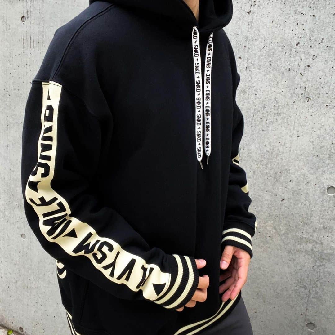 れいたのインスタグラム：「BIG HOODIE 19 / BLACK こちらもLサイズ着てます。 リブの部分も柔らかくて質感良いと思う👍🏻 #snakedlows #snkd #reita」