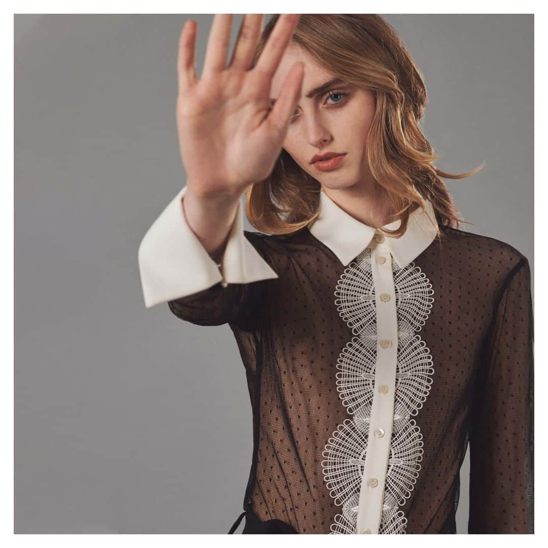 アンフォンテーヌさんのインスタグラム写真 - (アンフォンテーヌInstagram)「Elevated with delicate lace and finished with French cuffs. Make an entrance with the LEOPOLDINE shirt.  #AnneFontaine #FallWinter2019 #FW19 #CocktailCollection」11月29日 4時57分 - annefontaine