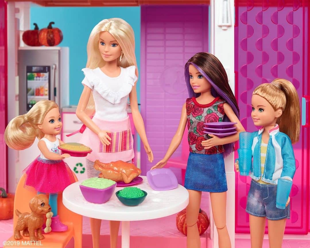 バービーさんのインスタグラム写真 - (バービーInstagram)「Grateful for the small things, big things and everything in between. #HappyThanksgiving from the Roberts sisters! 🦃🌽 #Barbie」11月29日 5時00分 - barbie