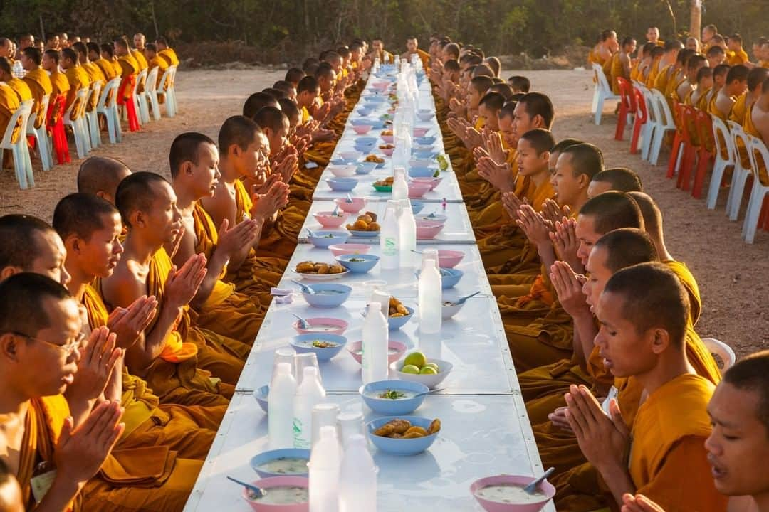 Michael Yamashitaさんのインスタグラム写真 - (Michael YamashitaInstagram)「Monks give thanks before their meal at a prayer retreat in Thailand. Happy Thanksgiving to everyone!  #Thankful #Givethanks #thanksgiving #buddhistmonks #buddhism #prayers」11月29日 5時00分 - yamashitaphoto