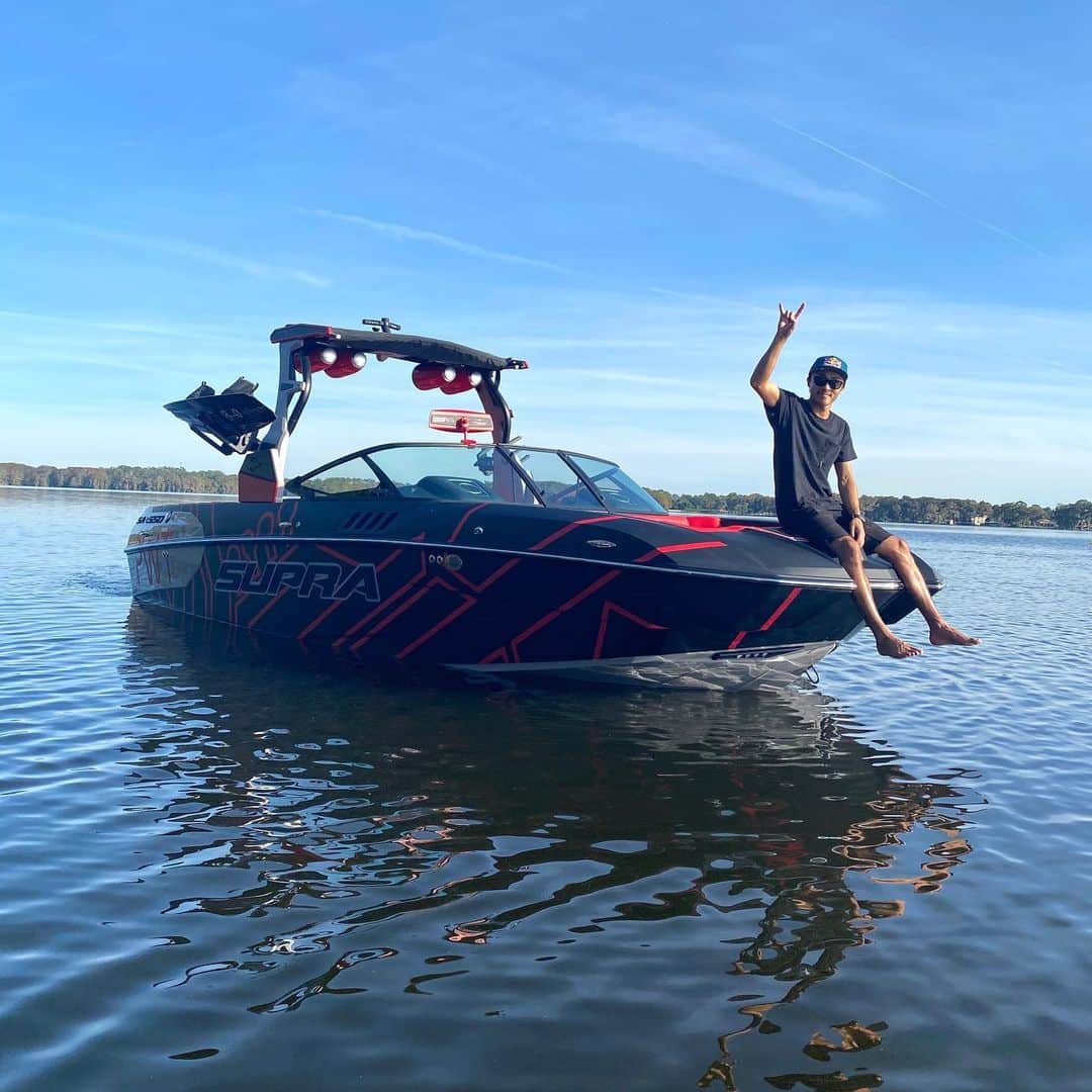 のインスタグラム：「Just pick up this beauty from @supra_boats 😍🔥🔥🔥 Can’t wait to shred this beauty for another season🙌🏻 Thanks a lot Team🙏🏻❤️ #supra #suprastoked #SA550」