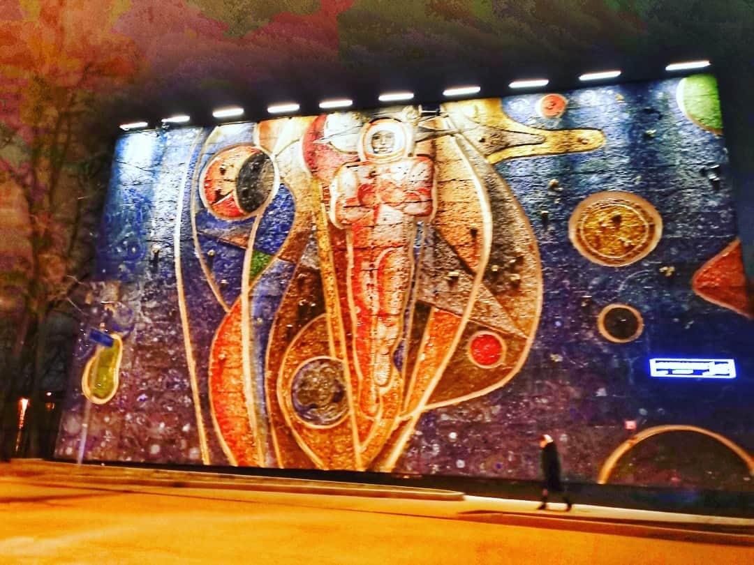 マヌー・ベネットさんのインスタグラム写真 - (マヌー・ベネットInstagram)「Huge murals around Moscow heroically depict how Russia put the first man into space」11月28日 23時37分 - manubennett