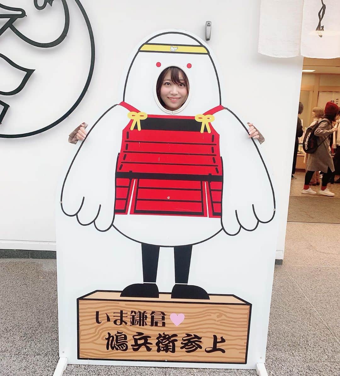 福島ゆかさんのインスタグラム写真 - (福島ゆかInstagram)「：鳩サブレーのお店  あれ？羽が、、4つ？？（笑）  #鎌倉 #鳩サブレー  #顔はめパネル #観光 #旅 #ハトになれるチャンス」11月28日 23時39分 - yuka_fukushima_