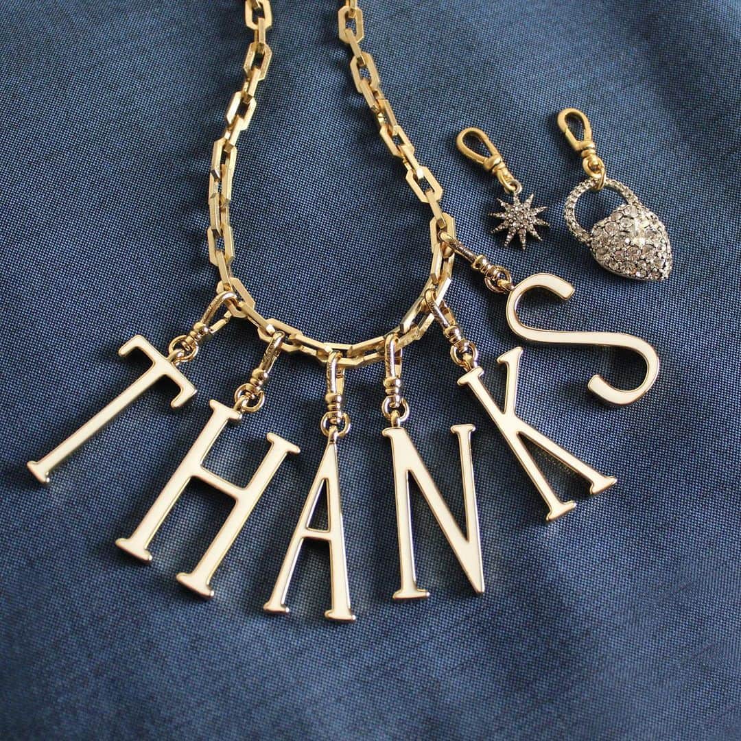 ルル フロストのインスタグラム：「Feeling extra grateful for our amazing customers today. Happy Thanksgiving from all of us here at Team Lulu.」