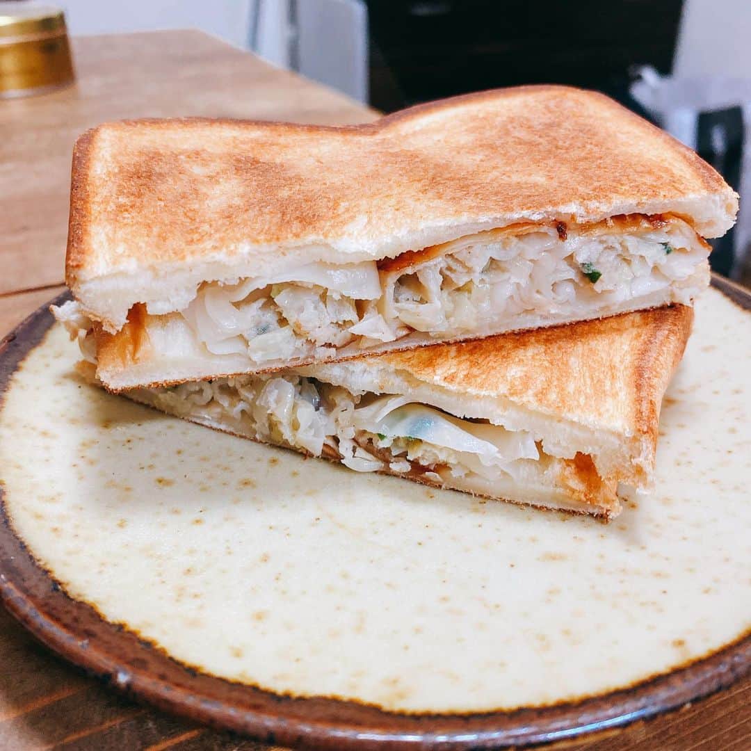 のインスタグラム：「頭の悪い食べものとてもおいしい。 #レンチン餃子がシナシナだったので #ホットサンド #バウルー #餃子 #餃子サンド #おうちごはん #おうちごはん金巻」