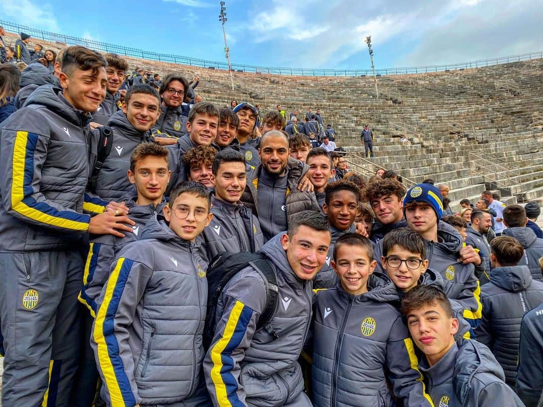 エラス・ヴェローナFCさんのインスタグラム写真 - (エラス・ヴェローナFCInstagram)「Foto di squadra? Ottima occasione per un abbraccio a @sofyanamrabat 😁💛💙 #DaiVerona #backstage #hellasverona」11月29日 0時00分 - hellasveronafc