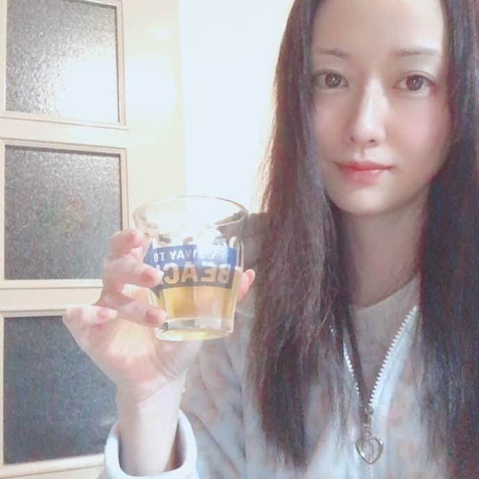 吉山りささんのインスタグラム写真 - (吉山りさInstagram)「お風呂上がりに ちょっと1杯🍺ー(・∀・)ー🍺  #ビール #ビール女子 #お酒 #すっぴん #アラフォー #アラフォーママ #美肌 😢 #白髪 とかいつから真っ白おばあちゃんになるんだろ 染めるのヤダな #beach のコップ #海 が好き #モデル #家飲み #フリーモデル #パジャマ でおっじゃっま💕 最近は1人になりたくない #クリスマス 仕事かな #嬉しい  昨日は3時間睡眠 プチ1人オール #不眠症 ではない #寒い 毛布出して寝よーっと✨ #最後の夜  あじゅオススメの塩レモン早く飲みたい  #コンビニ #レモンサワー #beer #goodnight #japanese #single #mom  #宅飲み #乾杯  #ぎゅーっnight おやすみなさーい☪️ #ねみゅ ( ¯꒳​¯ )ᐝZZZzzz」11月29日 0時02分 - oreorerisa