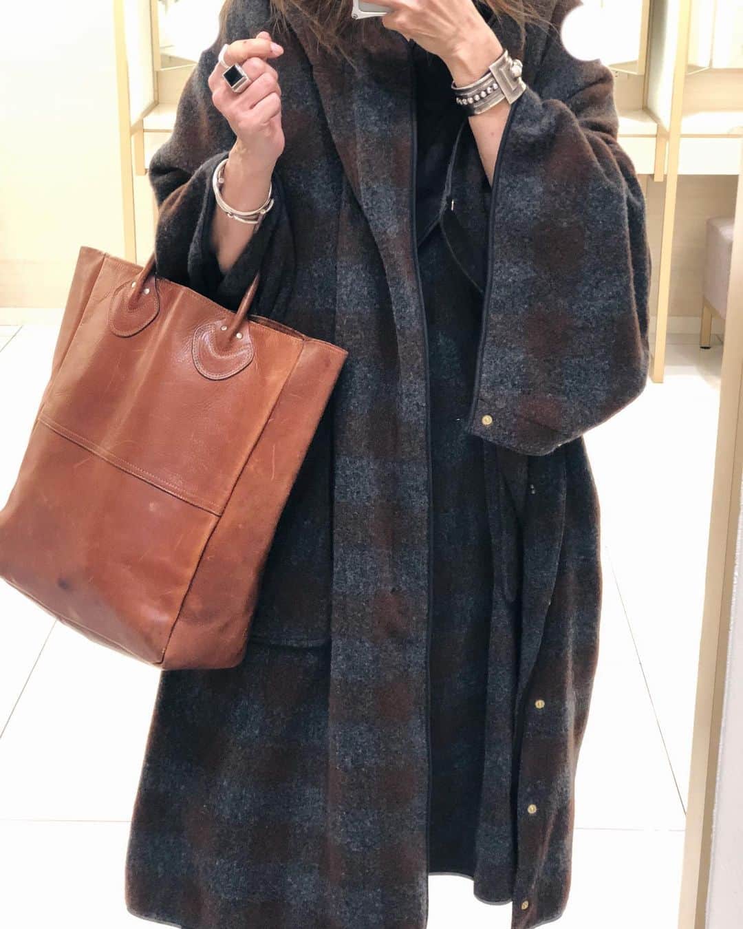 のインスタグラム：「ここのところ自宅で作業が続いていて  ずっと引きこもっていて久々に外出できたので着るのを楽しみにしていたこのコートを着て出かけた  やっぱり小松さんの服好きだなぁ 上質な素材とそれを存分に生かしたデザイン  やっぱり服はこうでなくっちゃ！ 大切に着よう  #swellvtg #unfil #アンフィル」