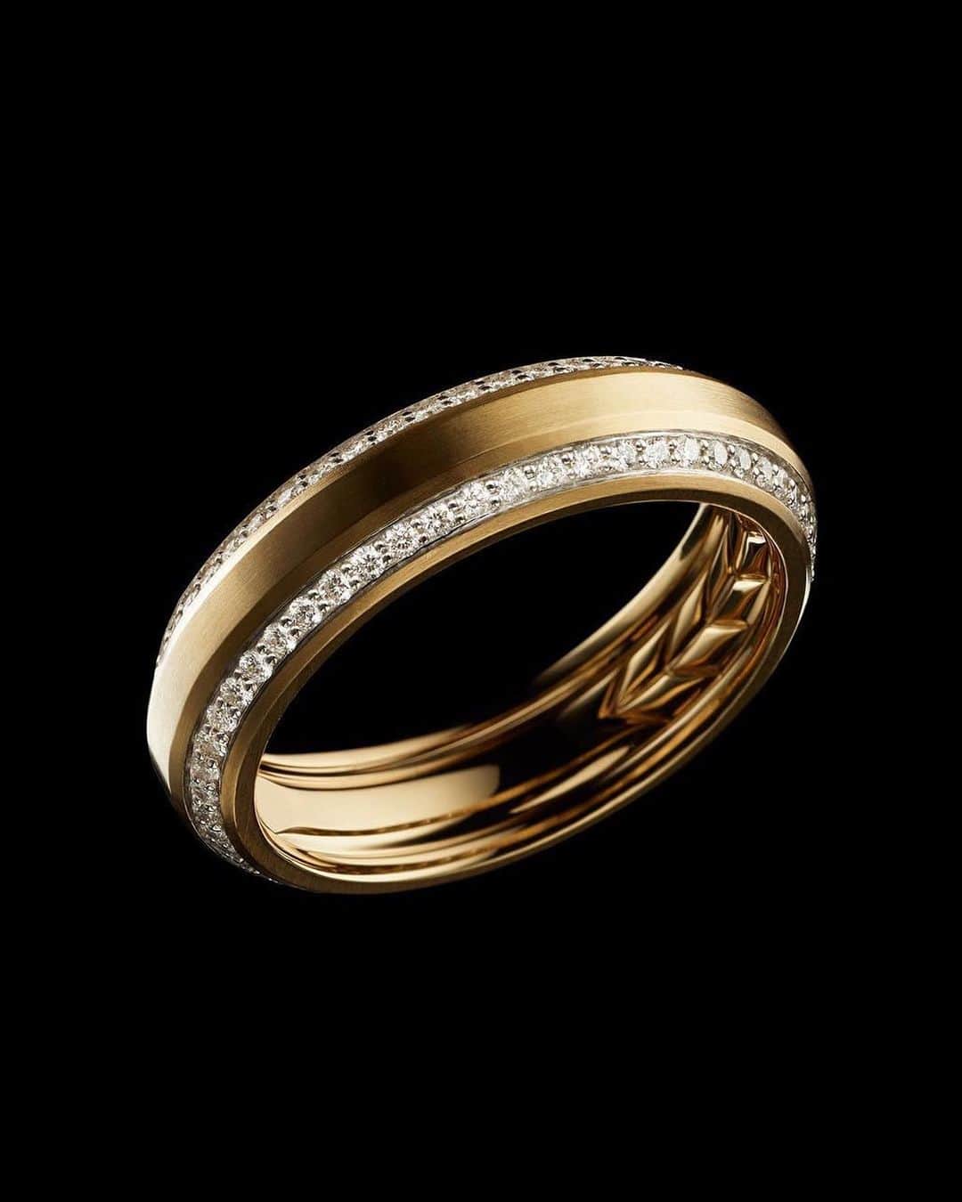 デイビット・ユーマンさんのインスタグラム写真 - (デイビット・ユーマンInstagram)「Making spirits bright. Pavé diamonds are hand set along the edges of this 18K gold Beveled band. #DYMensBands #DavidYurmanMen」11月29日 0時15分 - davidyurmanmen