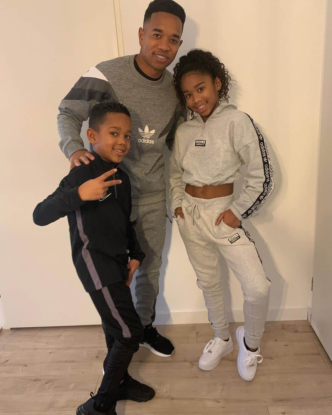 ウルビー・エマヌエルソンのインスタグラム：「@jdsportsnl heeft ook gedacht aan de Gang 👌🏾, in de heropende JD store in Hoog Catharijne shop je nu ook tiener-, kinder- en baby kleding #jdsportsnl #squad」