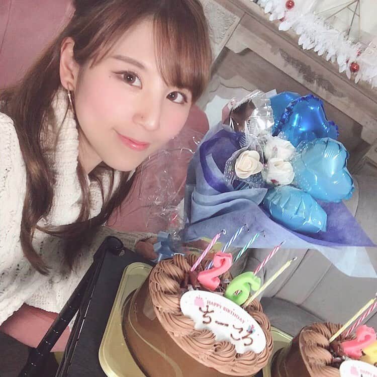 五十川ちほさんのインスタグラム写真 - (五十川ちほInstagram)「11/28.誕生日でした((o(＊˘ω˘＊)o)) みんなからのメッセージ、チアチアでとても幸せな誕生日を過ごせました😭💓 . RIZINガールのオーディションでみんなからの沢山の応援という愛をもらえて本当に嬉しいです。 . . 夢を掴んで、みんなに自慢のちーころと言ってもらえるよう頑張ります！✨ どうかその道として力を貸してください！！ . 歳をひとつ重ねたけど、これからも応援してもらえるといいな( ∩ˇωˇ∩)💓 . . #birthday #birthdaygirl #mybirthday #caketime #flowerballoon #balloonbouquet #selfie_time #selﬁeoftheday #liketolike #followmeplease #셀스타그램 #셀프그램 #셀픽 #생일 #생일풍선 #생일케이크  #五十川ちほ #ちーころ #誕生日フォト #自撮り女子 #フォローしてね #いいねがえし #RIZINガール #ラウンドガール」11月29日 0時25分 - chiho1128_i