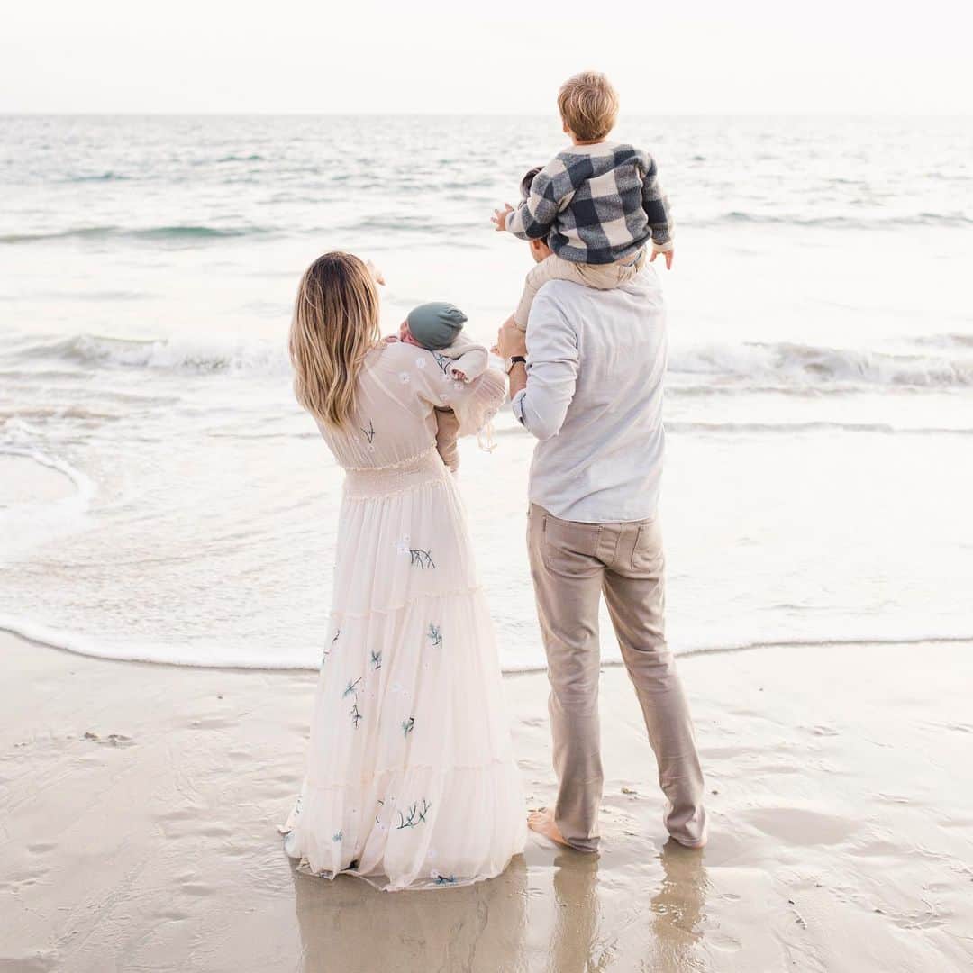 のインスタグラム：「So much to be thankful for this year 💛 Wishing everyone a wonderful holiday! photo: @jessiburrone」