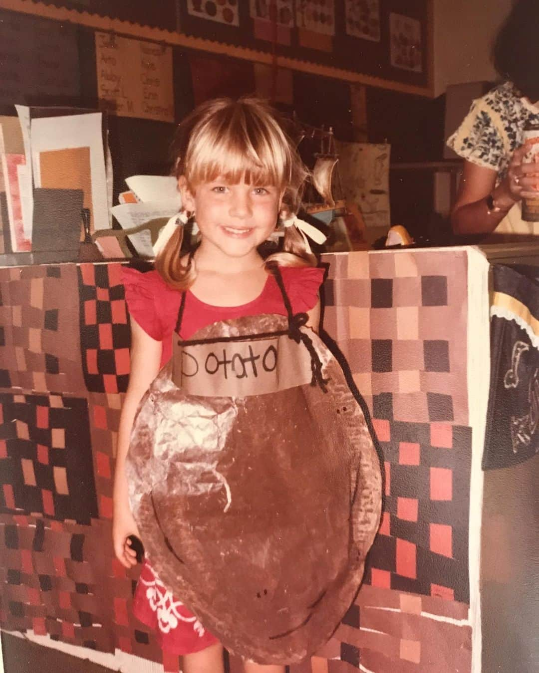 アマンダ・シュルのインスタグラム：「🥔Happy (American) Thanksgiving!🥔 May your day be filled with cheer and your mashed potato cup runneth over. #TBT #iwasapotato #notatortoise #youcantellbythesign #oldiebutgoodie #nofilter #happythanksgivingday」