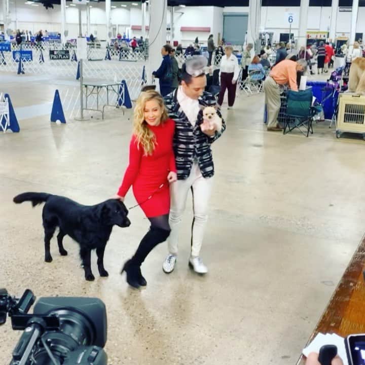 タラ・リピンスキーのインスタグラム：「Floats are cool and all but I’m ready for some cute fur babies! Tune in to the National Dog Show on @nbc at 12 for some fun with me and my best man. @johnnygweir 🐶 @nbc #thanksgivingday #nationaldogshow #turkeyday #doglovers」
