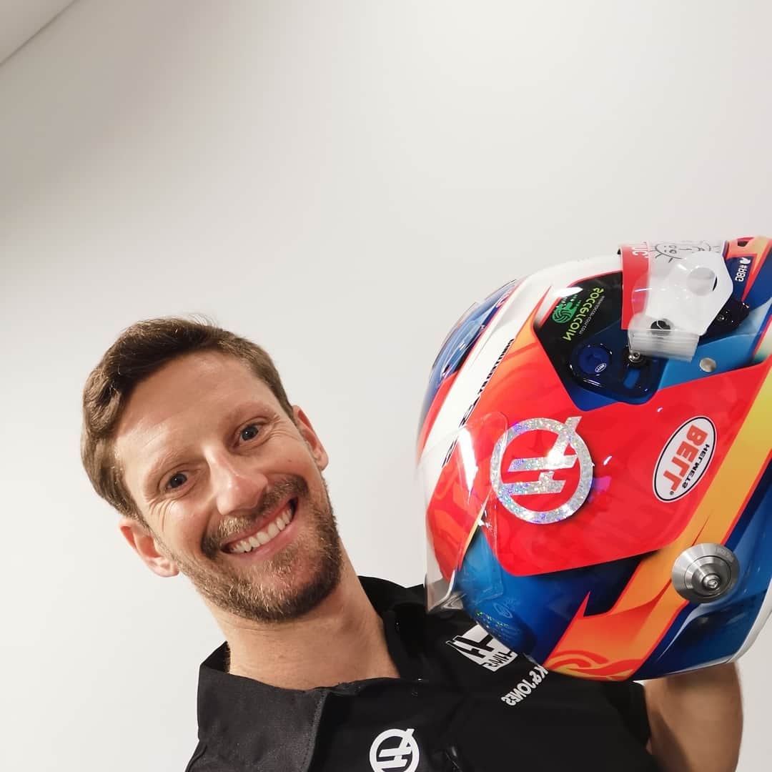 ロマン・グロージャンのインスタグラム：「Shiny for Abu Dhabi Nice work from the two best : Painted by @bs_designs_helmet Designed by @adripaviot #r8g #AbuDhabiGP」