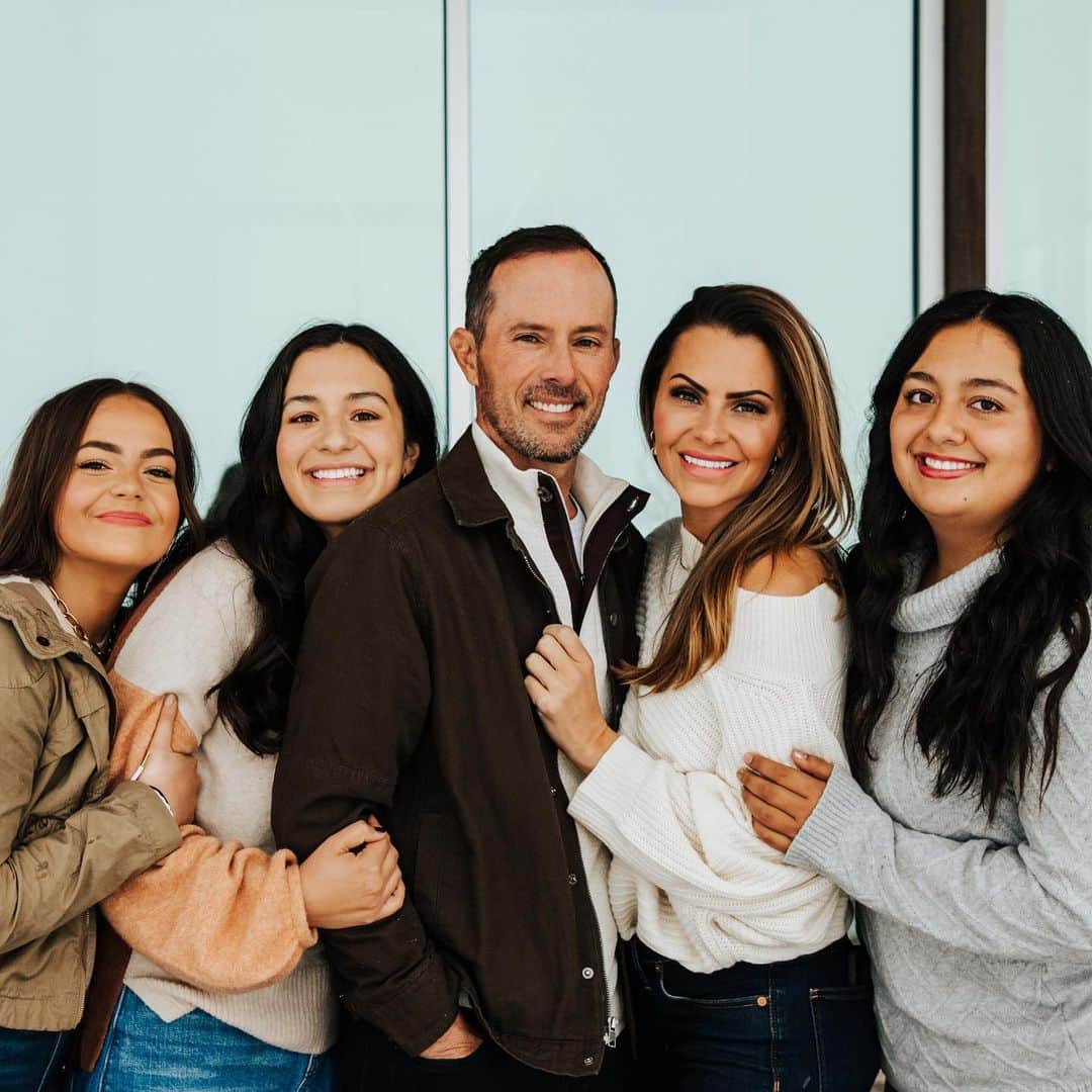 ミッチェル・マネーのインスタグラム：「Happy Thanksgiving! Feeling so grateful for these beautiful people! Life is so good! Wishing all of you a happy and healthy Thanksgiving filled with love! ❤️ 📷 @camerashyowl」