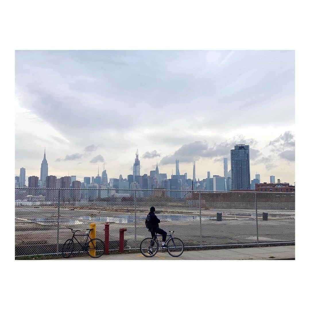 セドリック シャルリエのインスタグラム：「Lost in urban landscape! #cedriccharlierofficial #cedriccharlier #citylandscapes #manhattan #brooklyn」