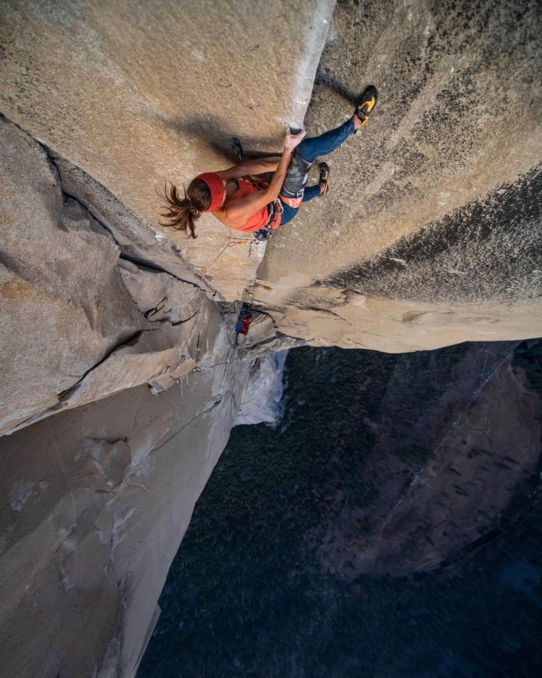 バーバラ・ザンガールさんのインスタグラム写真 - (バーバラ・ザンガールInstagram)「When I went up to the top of El Cap a few weeks ago, I was alone. I thought I could rapp-in to work the changing corners and climb back to the top (rope-solo). As I was ready to start my mission in the early morning, I saw there were already static lines going down to the corners. I was wondering who‘s lines could those be. I met @a.eggermont, a Belgium photographer and climber. He told me that @sebertheclimber and @debryloic are down there on their ground up ascent to free the Nose. So I decided to stay up at the top. I didn‘t want to be in their way. As I was laying in the sun almost all day long (totally jet-lagged) I got a message from those guys who welcomed me to come down.  I rapped in and hang out with them for two days...got to work the crux pitch and made some progress.  Loic and Seb spent already an extra day on the wall and slowly ran out of food. Seb got closer and closer on the changing corners on every single try. So he decided to stay another day. I had some extra food left for us. One drymeal to share and 3 bars. So I jumared back to the top to get the food.  On top I ran into @hazel_findlay and chatted with her. (She was on top to take pictures of Dan (McManus) and @angus.kille who just topped out El Corazon.) In the meanwhile a bird (raven) got after my food...opened the haulbag and flew away with my last drymeal— I started to run and scream, following the bird. Seeing my promised food supply flying away. I already thought nobody would trust me with this story. Then Hazel started to run as well and the bird dropped the bag. I taped all the holes of the bag and I was ready to go down again. Dan an Angus—offered me some extra food from their left overs as well!!So I had a full load of food for one extra day!! Loic left at this day to get back to the valley. I stayed with Seb on his last day on the wall, when he finally sent the changing corners (that was so motivating to see.) Together we climbed up to the top. Seb has completed his ground up free ascent of the Nose in 8 days. Very inspiring!! Right after I had to run fast to get to the airport and pick up Jacopo! That was Nose chapter 1.... 📸@a.eggermont (thanks for the stunning pics)」11月29日 0時48分 - babsizangerl