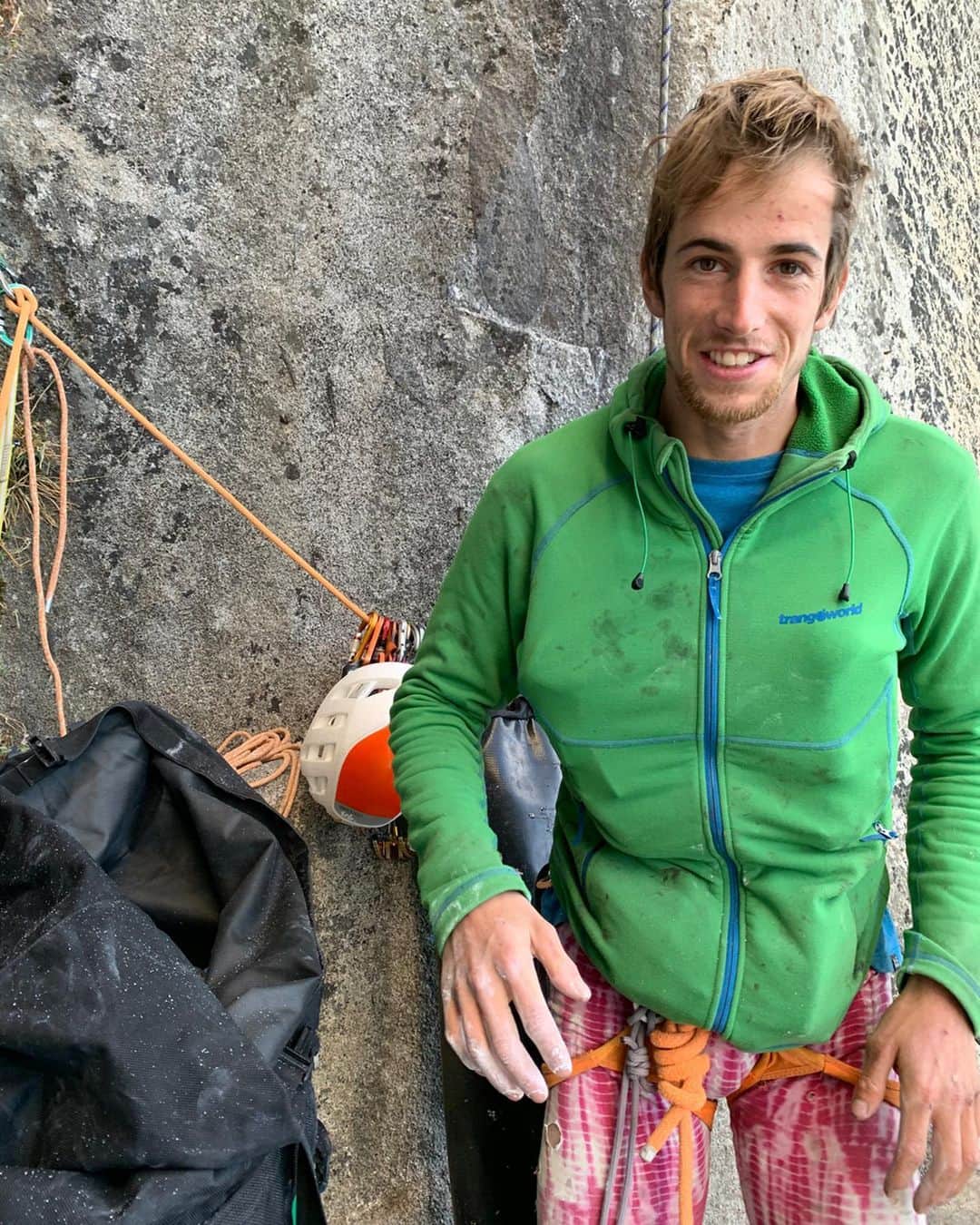 バーバラ・ザンガールさんのインスタグラム写真 - (バーバラ・ザンガールInstagram)「When I went up to the top of El Cap a few weeks ago, I was alone. I thought I could rapp-in to work the changing corners and climb back to the top (rope-solo). As I was ready to start my mission in the early morning, I saw there were already static lines going down to the corners. I was wondering who‘s lines could those be. I met @a.eggermont, a Belgium photographer and climber. He told me that @sebertheclimber and @debryloic are down there on their ground up ascent to free the Nose. So I decided to stay up at the top. I didn‘t want to be in their way. As I was laying in the sun almost all day long (totally jet-lagged) I got a message from those guys who welcomed me to come down.  I rapped in and hang out with them for two days...got to work the crux pitch and made some progress.  Loic and Seb spent already an extra day on the wall and slowly ran out of food. Seb got closer and closer on the changing corners on every single try. So he decided to stay another day. I had some extra food left for us. One drymeal to share and 3 bars. So I jumared back to the top to get the food.  On top I ran into @hazel_findlay and chatted with her. (She was on top to take pictures of Dan (McManus) and @angus.kille who just topped out El Corazon.) In the meanwhile a bird (raven) got after my food...opened the haulbag and flew away with my last drymeal— I started to run and scream, following the bird. Seeing my promised food supply flying away. I already thought nobody would trust me with this story. Then Hazel started to run as well and the bird dropped the bag. I taped all the holes of the bag and I was ready to go down again. Dan an Angus—offered me some extra food from their left overs as well!!So I had a full load of food for one extra day!! Loic left at this day to get back to the valley. I stayed with Seb on his last day on the wall, when he finally sent the changing corners (that was so motivating to see.) Together we climbed up to the top. Seb has completed his ground up free ascent of the Nose in 8 days. Very inspiring!! Right after I had to run fast to get to the airport and pick up Jacopo! That was Nose chapter 1.... 📸@a.eggermont (thanks for the stunning pics)」11月29日 0時48分 - babsizangerl