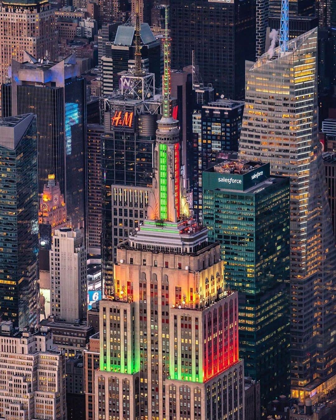 Empire State Buildingさんのインスタグラム写真 - (Empire State BuildingInstagram)「#HappyThanksgiving from New York City! 🦃 . We’ll be celebrating with a dynamic lighting in fall colors for the next two nights. #EmpireStateBuilding 🍂 . 📷: @zura.nyc」11月29日 0時53分 - empirestatebldg