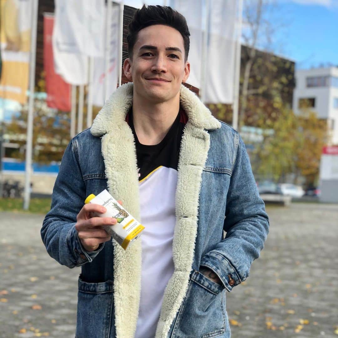 マゼル・ニューエンのインスタグラム：「Always at my side - Cocowhey from @foodspring ✌🏼 #foodspring #foodspringfamily #gymnastics #nutrition #sport #protein #themarcelnguyen」