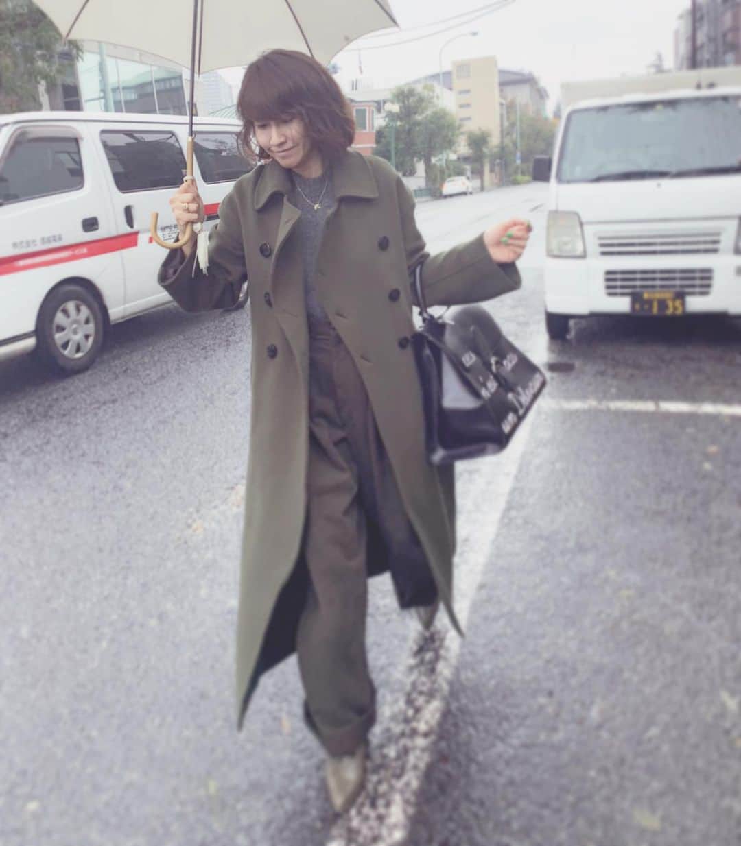 風間ゆみえのインスタグラム：「夫と兼用できるBLESSのメンズサイズのぶかぶかボトムはサスペンダーで。 @superamarket  plan C @plan_c_official のグレーニットに、コートは黒いボタンがポイントになっているロング丈のピーコート。 @stylings_official  足元はカーキのレースアップ、クロエのロングブーツ @chloe  久しぶりにデルヴォーのブリヨン出動^_^ @delvaux . . カーキ、グレー、チャコールブラウン、のマニッシュなカラーコーディネートで打ち合わせへ  #yumie_k_style」
