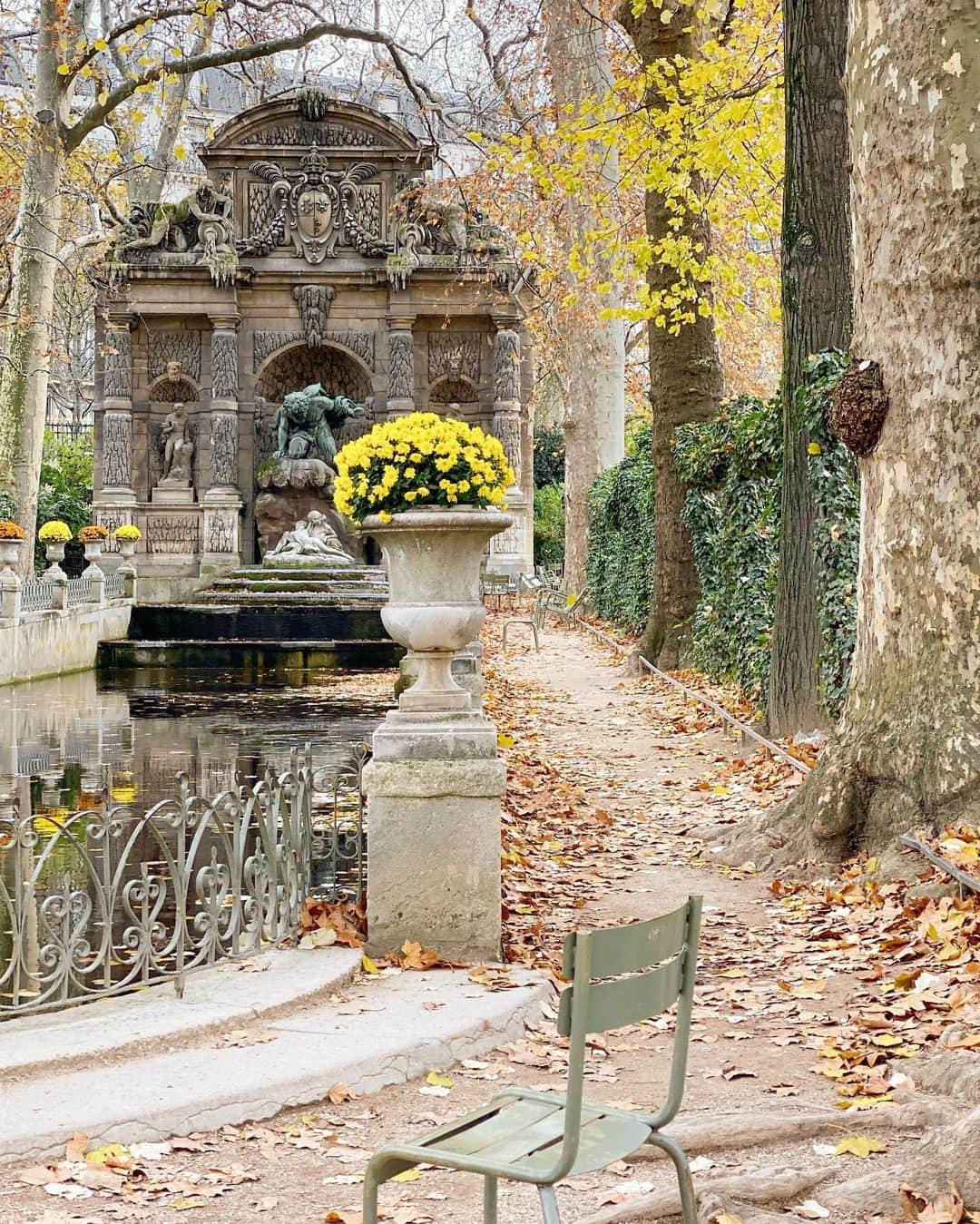 Carin Olssonさんのインスタグラム写真 - (Carin OlssonInstagram)「Reason #246 as to why I love Parisian parks: they decorate them with colourful flowers even on chilly autumn days 😌💛」11月29日 1時11分 - parisinfourmonths