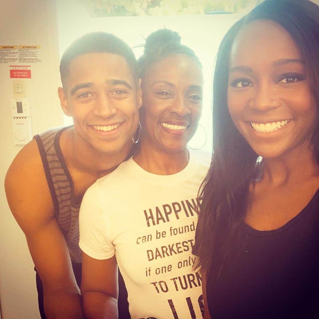 アジャ・ナオミ・キングのインスタグラム：「Enjoy your turkey and catch up on #HTGAWM 🦃😘」