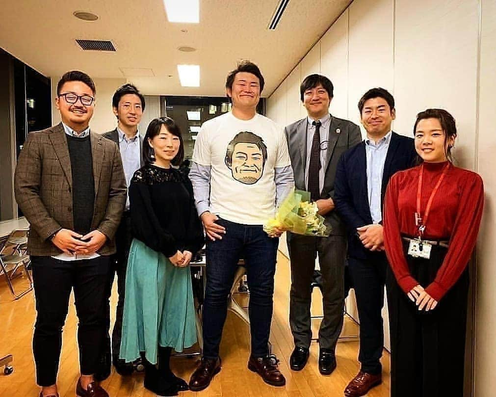 真壁伸弥さんのインスタグラム写真 - (真壁伸弥Instagram)「「by the rugby」動画完成披露会イベント、登壇してきました。ワールドカップ後にありがとうございます。  スポーツっていいなって思える動画に不覚にも涙が止まらず。 ラグビーってやっぱり素敵だと思った動画です https://youtu.be/e__hrGCxUW8  また関わってくださった皆さんとの出会いにも感謝です。ほんと、周りに支えられてやってきたなと、改めて思うわけです。 皆さんありがとうございました。  #にわか  #にわかファン  #生みの親 #糸井重里  #三菱地所  #ラグビー #Makaway  #Tシャツ #顔認証 #バッチリ #ありがとうございます」11月29日 1時12分 - makaberian5