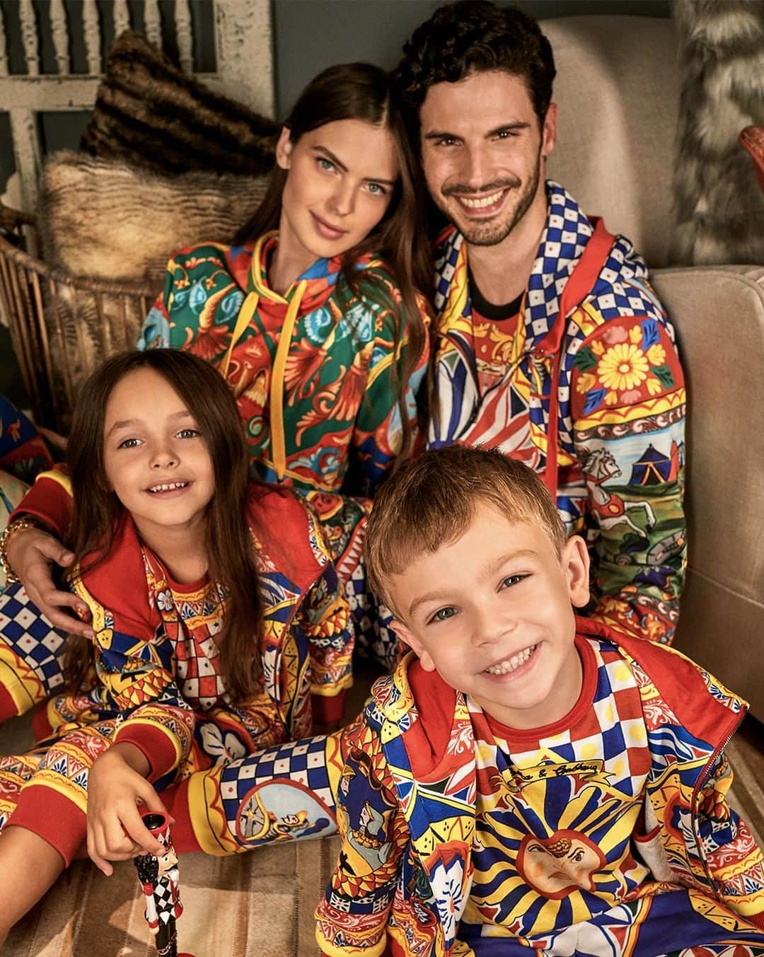 のインスタグラム：「The colourful Sicilian cart print decorates ready to wear to celebrate the holiday season. Exclusively available in the boutiques of New Bond Street, London and Corso Venezia 7, Milan.  #DolceGabbana #DGLovesMilano #DGLovesLondon #DGFamily #DGFattoAMano Picture by @morellibrothers」