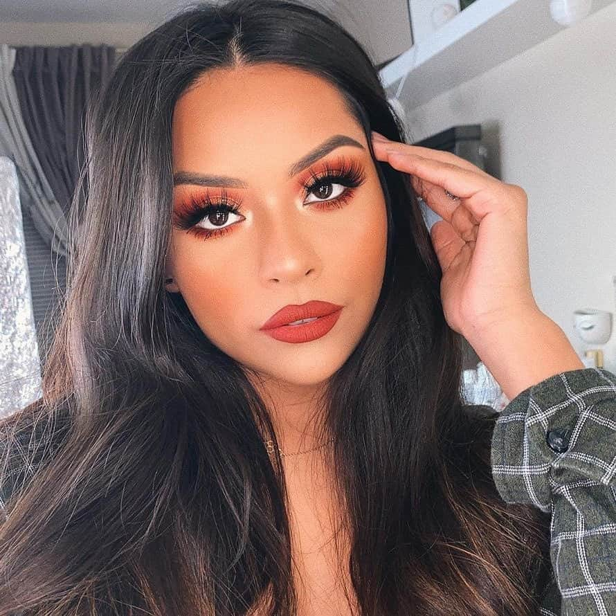 Too Facedさんのインスタグラム写真 - (Too FacedInstagram)「OBSESSED 😍 @iheart_sarahy is glam goals in our Gingerbread Extra Spicy Eye Shadow Palette, Born This Way Super Coverage Concealer in shade Cookie, Melted Matte Lipstick in shade Gingerbread Man, and Peach Mist Setting Spray! #regram #toofaced」11月29日 1時40分 - toofaced