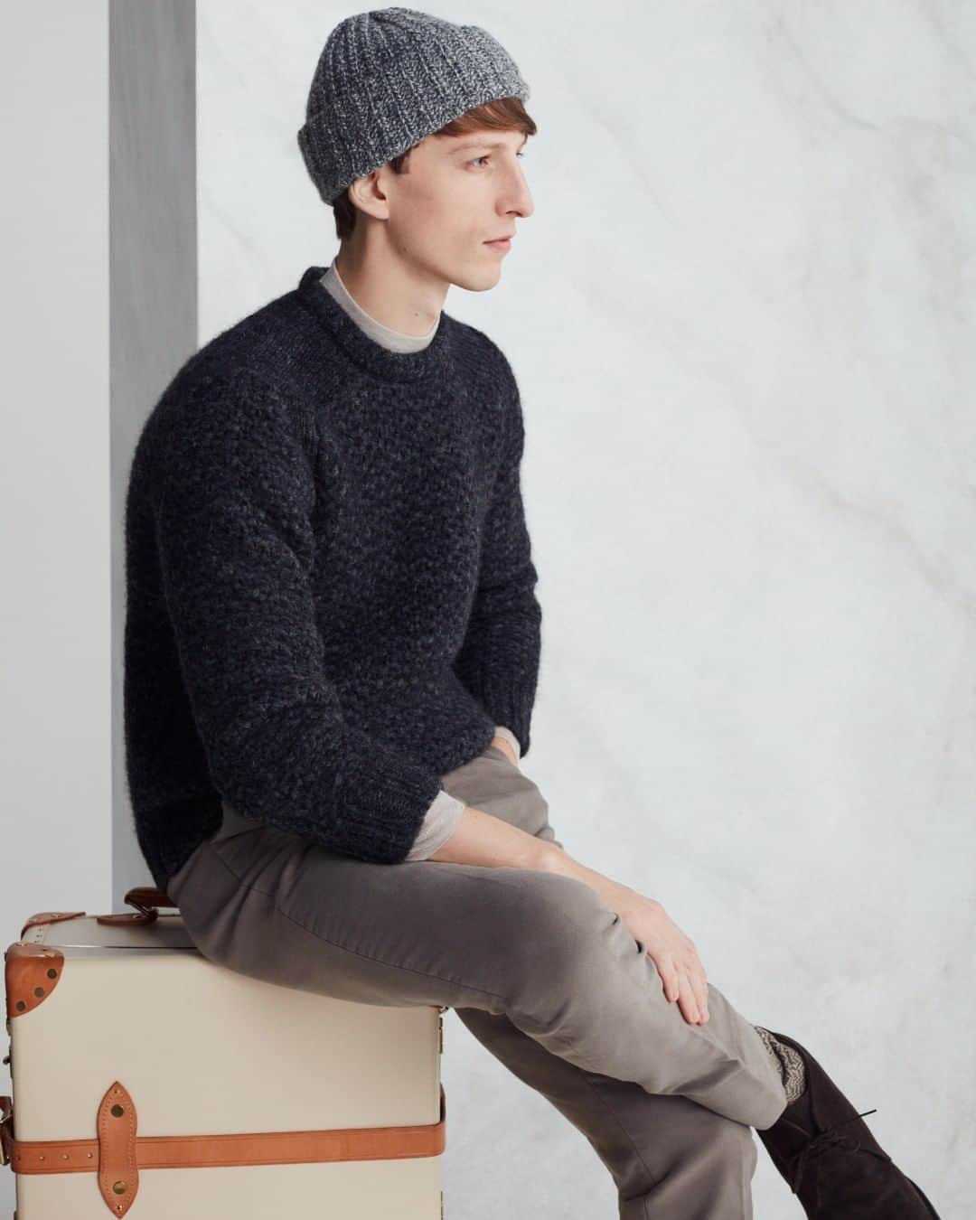 ギーブス&ホークスのインスタグラム：「This luxurious winter crewneck is delicately knitted in London with a loose, textural bubble stitch pattern. The yarn itself is a fine blend of wool and alpaca, spun by one of Italy’s traditional knitwear mills. In charcoal melange, this crewneck is both elegant and easy to wear.」
