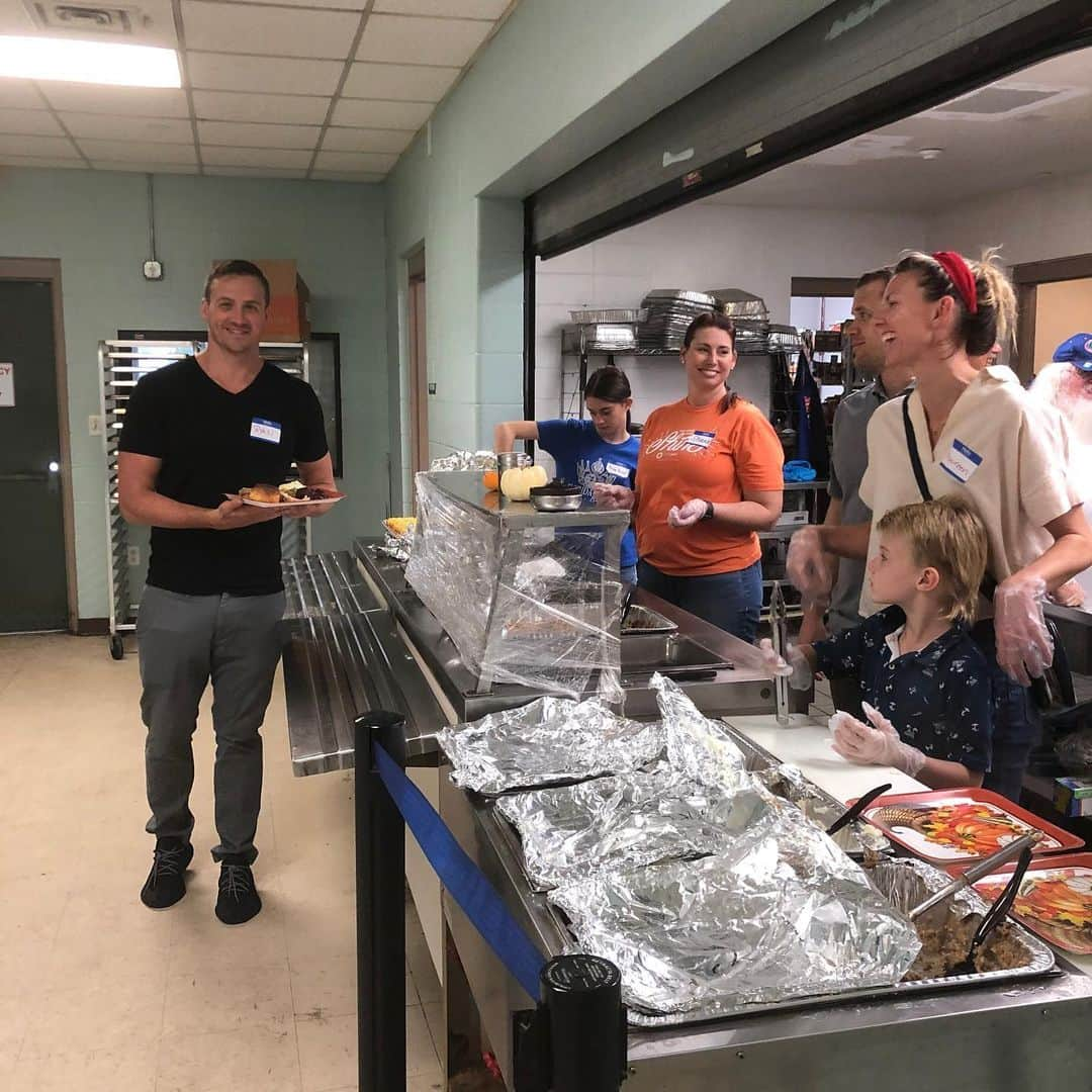 ライアン・ロクテさんのインスタグラム写真 - (ライアン・ロクテInstagram)「Happy Thanksgiving everyone! Took the family to St. Francis house to teach my son the importance of giving back and helping others! Also thank you to the police officers that came and picked up meals to deliver to those in need! #turkey #helpingothers #givingback」11月29日 2時00分 - ryanlochte