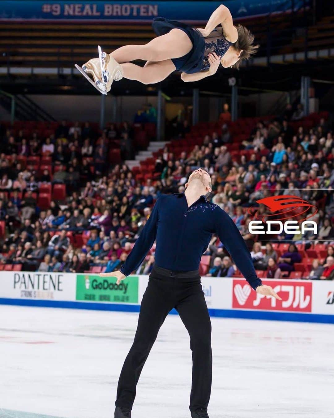 エリック・ラドフォードのインスタグラム：「TBT - Twist Back Thursday. #tbt #figureskating #figureskater #duhamelradford #myoldjob」