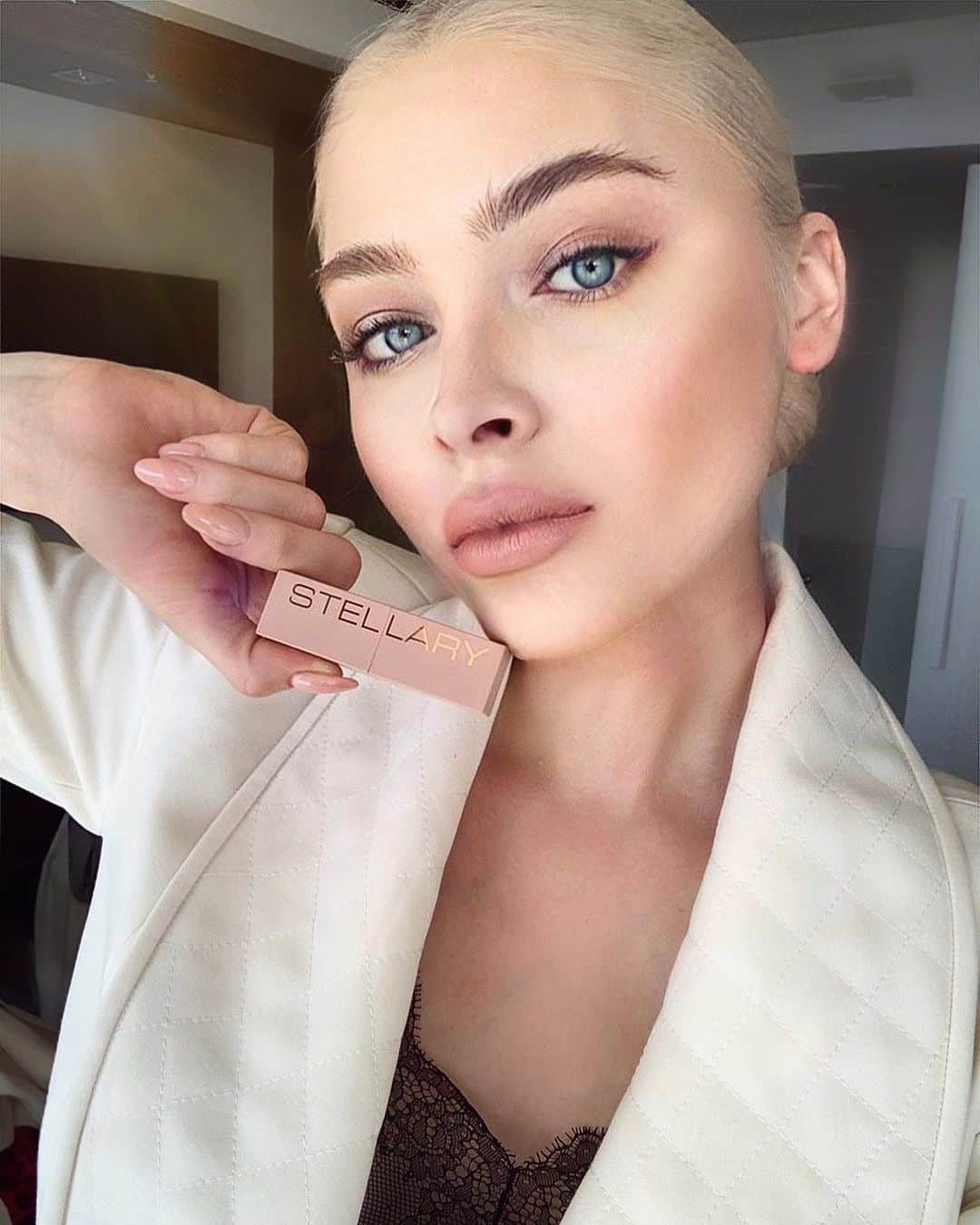 ガルガドットヌード Alena Shishkovaさんのインスタグラム写真 - (Alena ShishkovaInstagram)「Обожаю нюд. И в  макияже, и в маникюре... и в одежде.. Много слышала о нашумевших помадах  Nude Lips, захотела протестировать и....бренд @stellary_cosmetics прислал  мне всю коллекцию 🤓 в