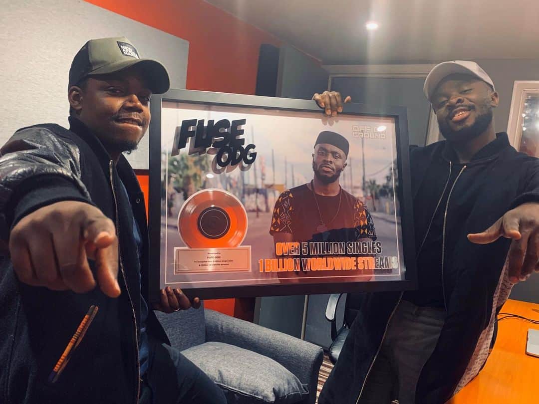 Fuse ODGのインスタグラム：「1 billions Streams wow❤🌍 Came back to London to be greeted with this. Thank you all so much for the support. I've proper grown within music as an artist and a person. Thank u God 🙏🏿 Now bring on the next chapter..raa raa raahh  NEW SINGLE dropping in an hour 🔥🔥🔥🔥. Premiering on @BBC1xtra from 6pm  #FuseODG #ThisIsNewAfrica  #NewAfricaNation  @mrhackett1」