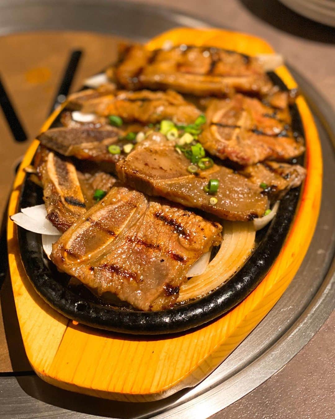 秋山具義さんのインスタグラム写真 - (秋山具義Instagram)「西麻布『ユッチャン。』の名物、葛冷麺や葛ビビン麺やLAカルビ、最高でした！！！﻿ 焼肉は、タン多めでオーダーしましたが、素晴らしい肉質でどれも美味しかった！！！﻿ ﻿ #ユッチャン #西麻布焼肉 #具義焼肉2019」11月29日 2時17分 - gugitter