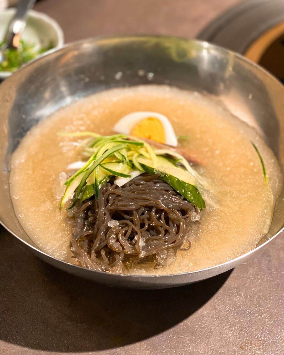 秋山具義さんのインスタグラム写真 - (秋山具義Instagram)「西麻布『ユッチャン。』の名物、葛冷麺や葛ビビン麺やLAカルビ、最高でした！！！﻿ 焼肉は、タン多めでオーダーしましたが、素晴らしい肉質でどれも美味しかった！！！﻿ ﻿ #ユッチャン #西麻布焼肉 #具義焼肉2019」11月29日 2時17分 - gugitter