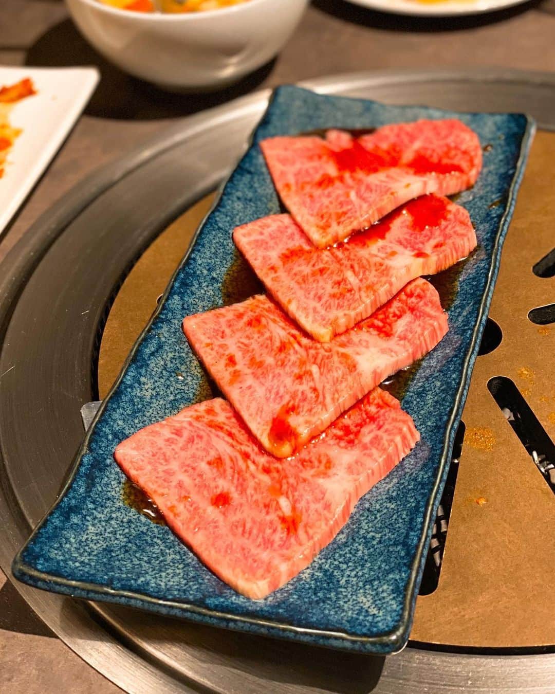 秋山具義さんのインスタグラム写真 - (秋山具義Instagram)「西麻布『ユッチャン。』の名物、葛冷麺や葛ビビン麺やLAカルビ、最高でした！！！﻿ 焼肉は、タン多めでオーダーしましたが、素晴らしい肉質でどれも美味しかった！！！﻿ ﻿ #ユッチャン #西麻布焼肉 #具義焼肉2019」11月29日 2時17分 - gugitter