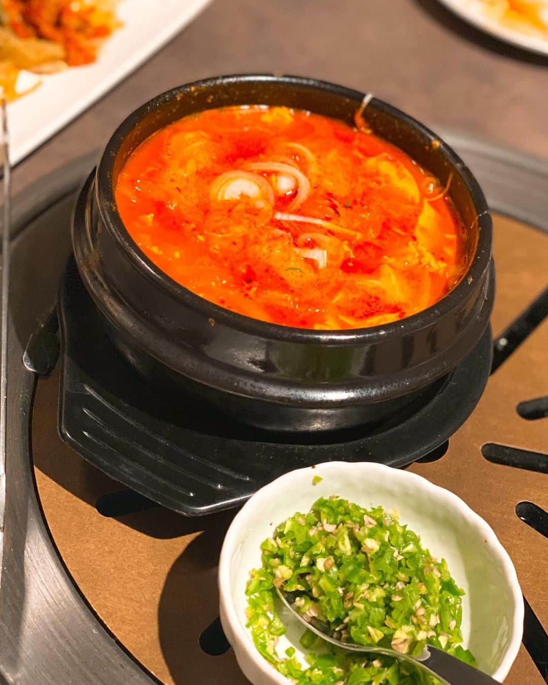 秋山具義さんのインスタグラム写真 - (秋山具義Instagram)「西麻布『ユッチャン。』の名物、葛冷麺や葛ビビン麺やLAカルビ、最高でした！！！﻿ 焼肉は、タン多めでオーダーしましたが、素晴らしい肉質でどれも美味しかった！！！﻿ ﻿ #ユッチャン #西麻布焼肉 #具義焼肉2019」11月29日 2時17分 - gugitter