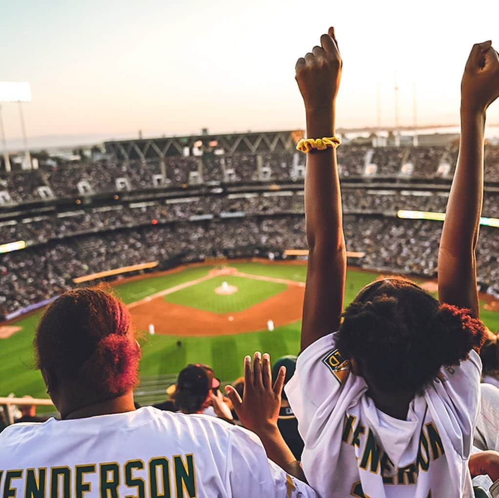 オークランド・アスレチックスさんのインスタグラム写真 - (オークランド・アスレチックスInstagram)「From all of us at the A’s, we wish you a Happy Thanksgiving! #RootedInOakland」11月29日 2時26分 - athletics