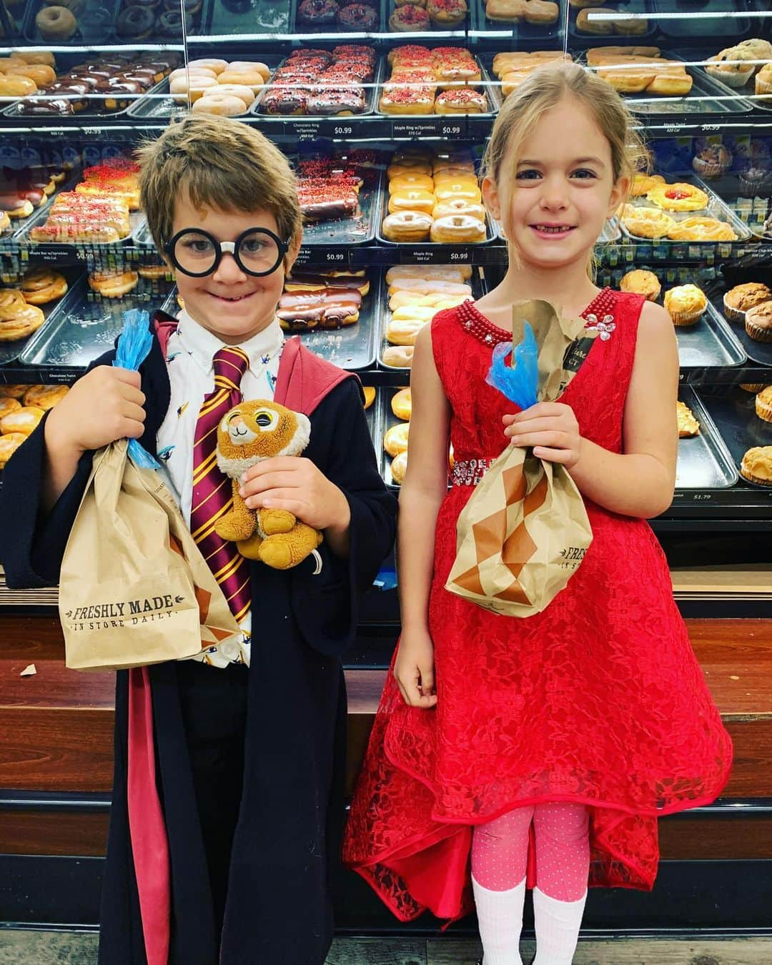 タック・ワトキンスさんのインスタグラム写真 - (タック・ワトキンスInstagram)「The commoners of Arendelle are super grateful that His Majesty the King is allowing one donut per citizen at the 10 AM Thanksgiving screening of “Frozen 2.”」11月29日 2時23分 - tucwatkins