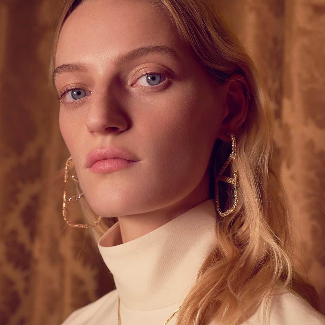Valentinoさんのインスタグラム写真 - (ValentinoInstagram)「The #VLOGO, a longtime symbol of the Maison, is interpreted on Valentino Garavani earrings, bracelets and rings in the new Valentino Holiday campaign, #JoanForTheHolidays.」11月29日 2時31分 - maisonvalentino